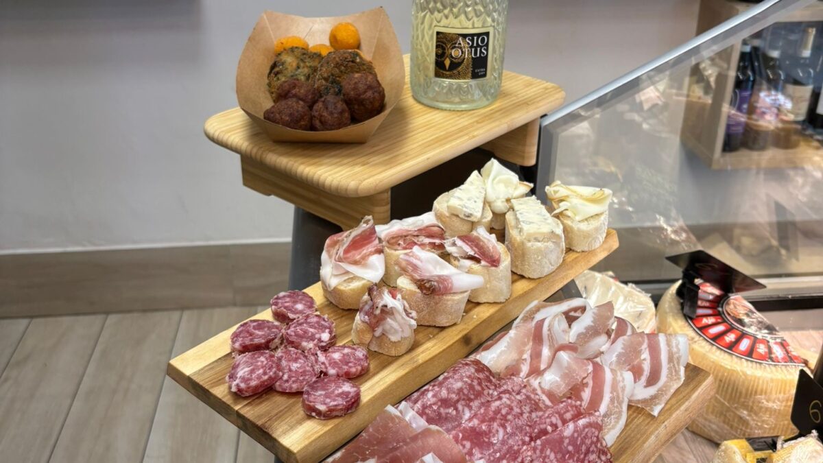 Aperitivo gourmet a casa, tagliere affettato - lo spiedo rovente